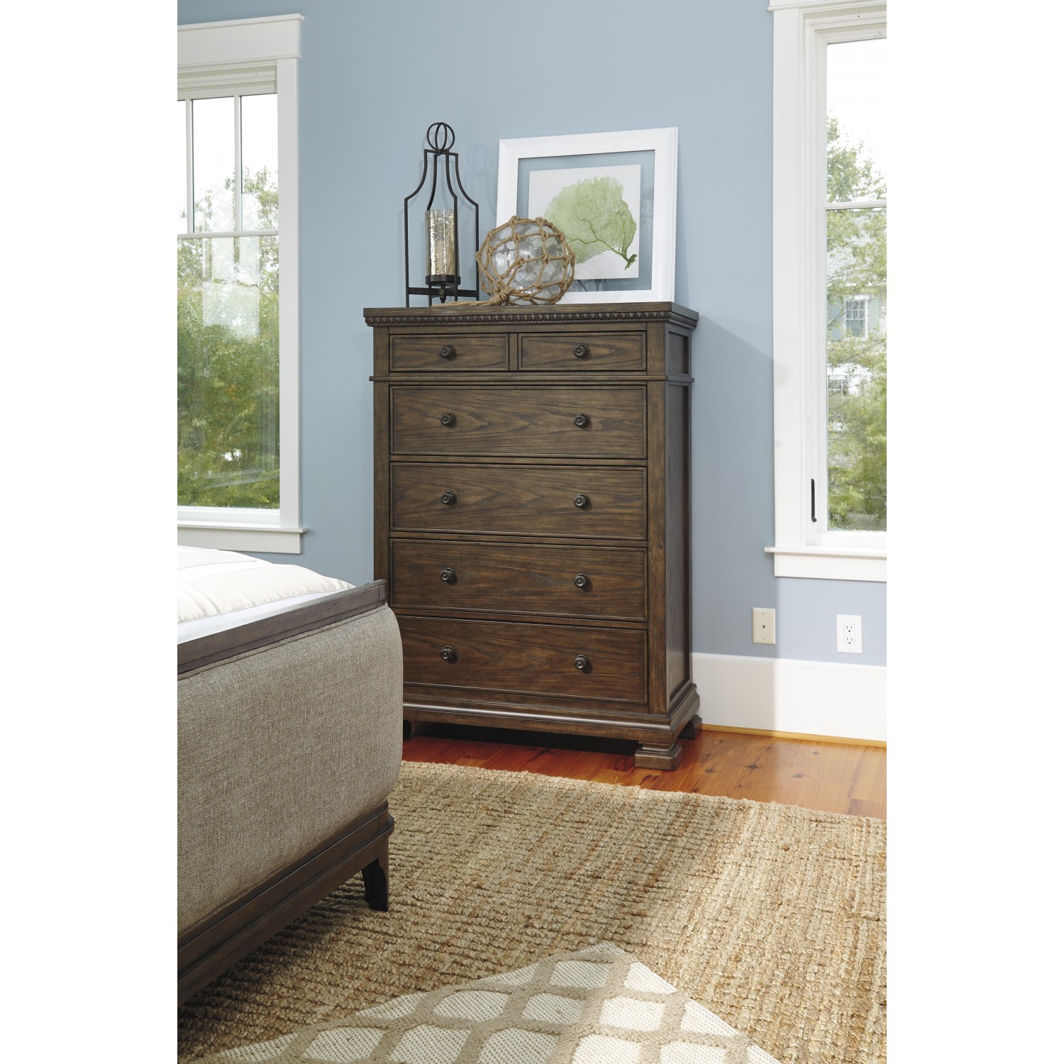 КОМОД LARRENTON B690-46 ВЫСОКИЙ GRAYISH BROWN
