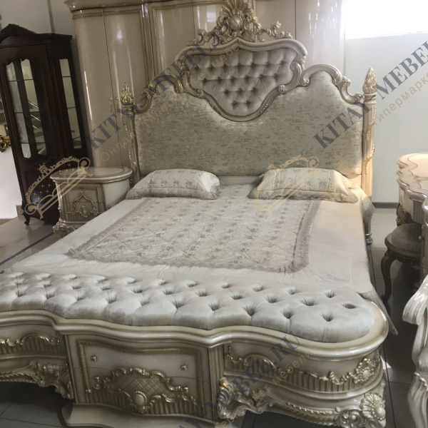 Кровать двуспальная 180×200 c банкеткой Кассиопея, массив, мягкая спинка, капитоне